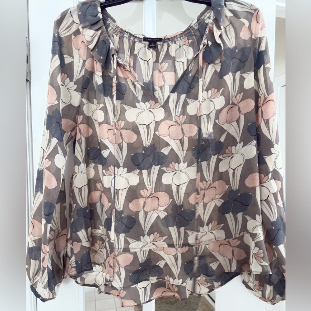 Feminine & Pretty Blouse. Effortless & Easy style. Pastel floral pattern.